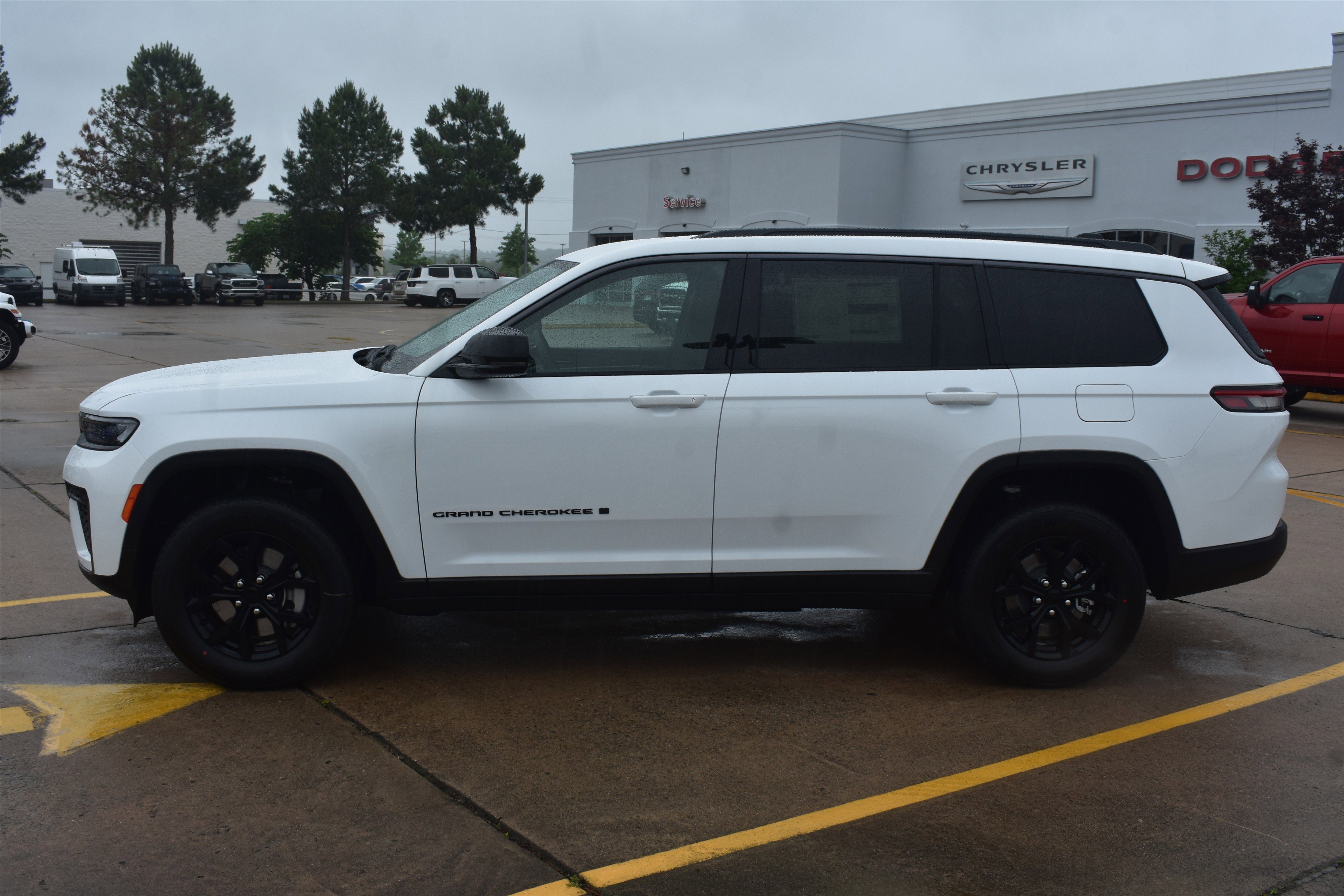 New 2026 Bright White Clear-Coat Exterior Paint Jeep Laredo Altitude image 8