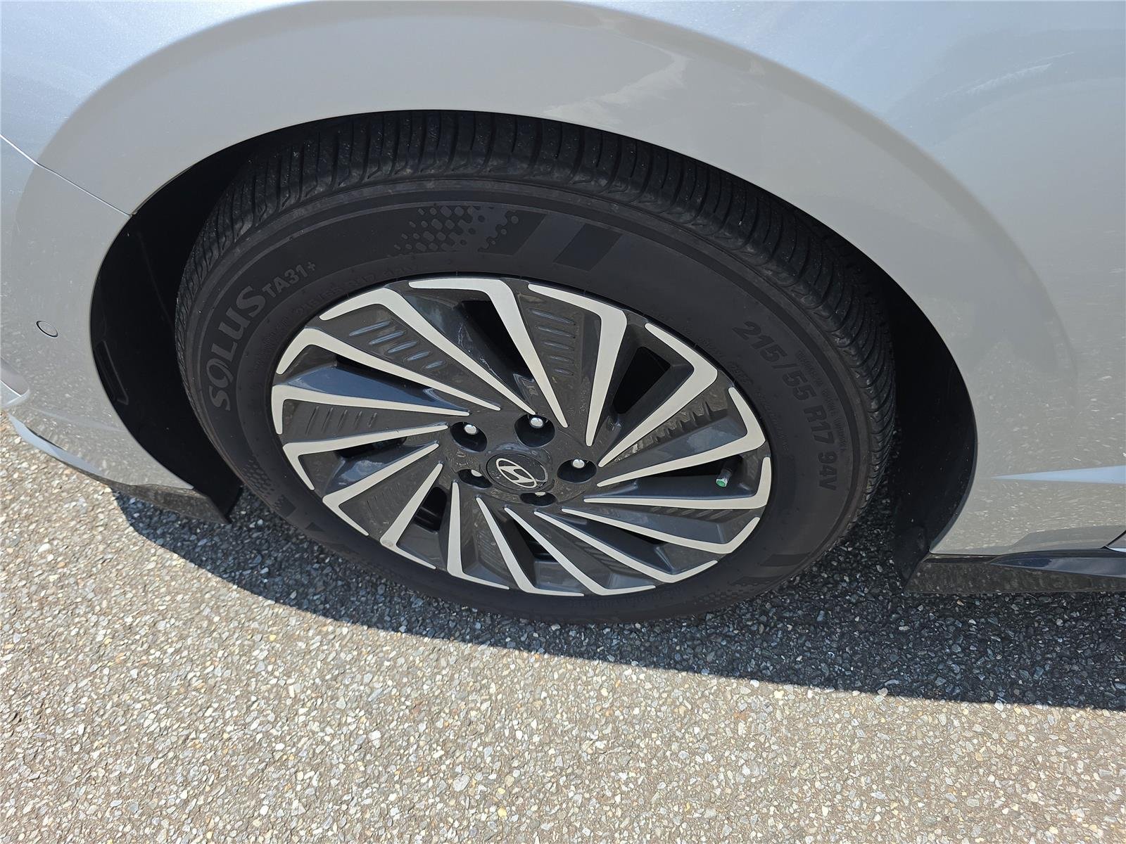 Used 2025 Aero Silver Hyundai Limited image 37