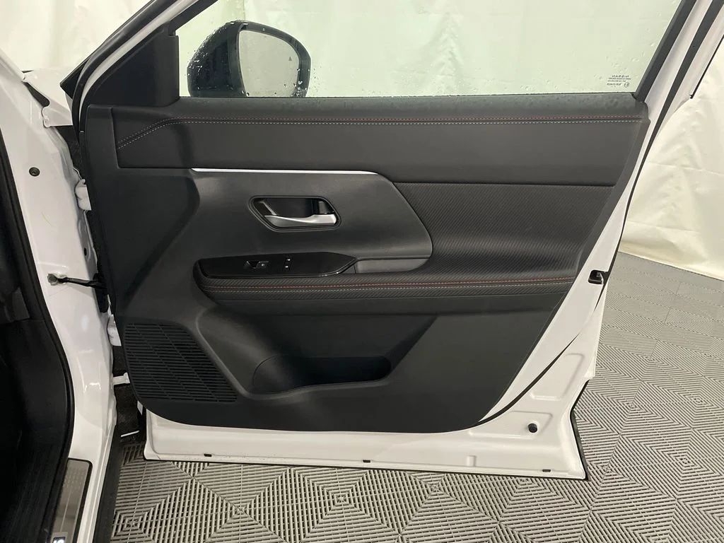 New 2026 Aspen White Tricoat Nissan SR image 31