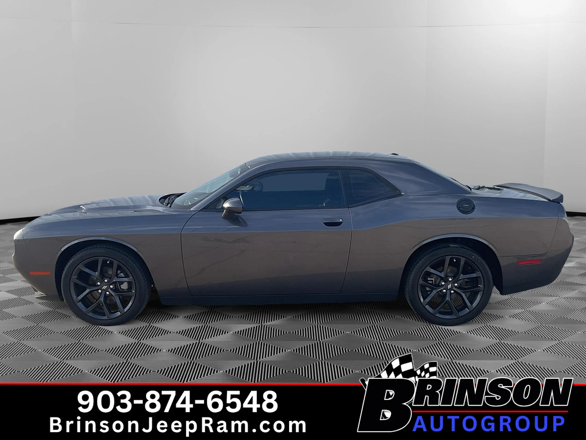 Used 2023 Granite Pearlcoat Dodge SXT image 4