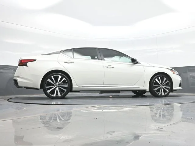 Used 2022 White Nissan 2.5 SR image 25