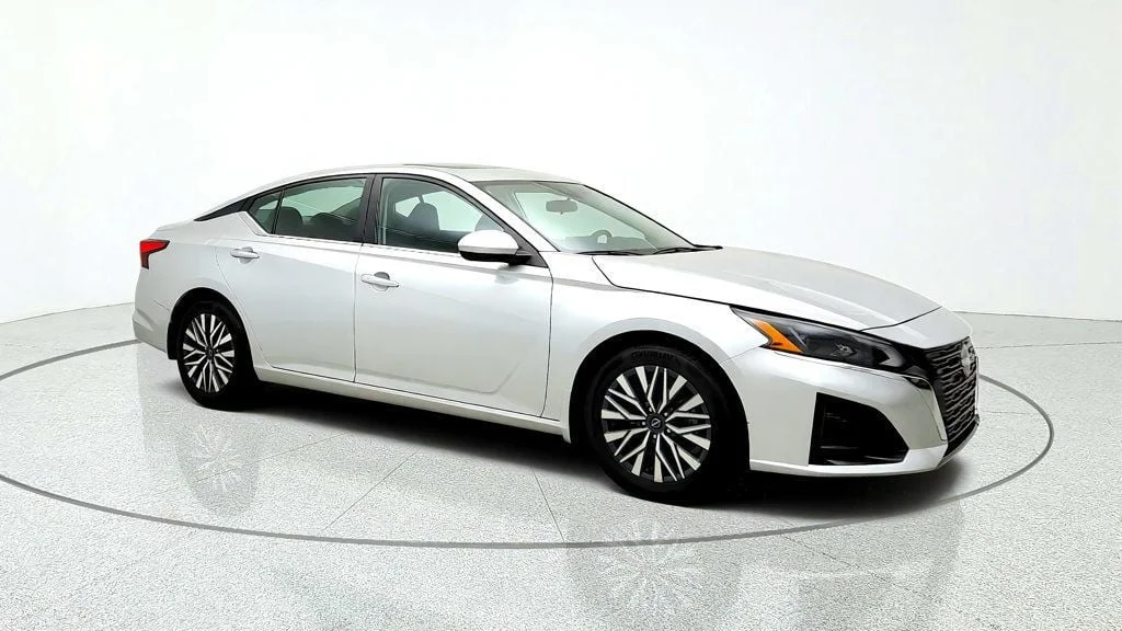 Used 2023 Brilliant Silver Metallic Nissan 2.5 SV Sedan image 3