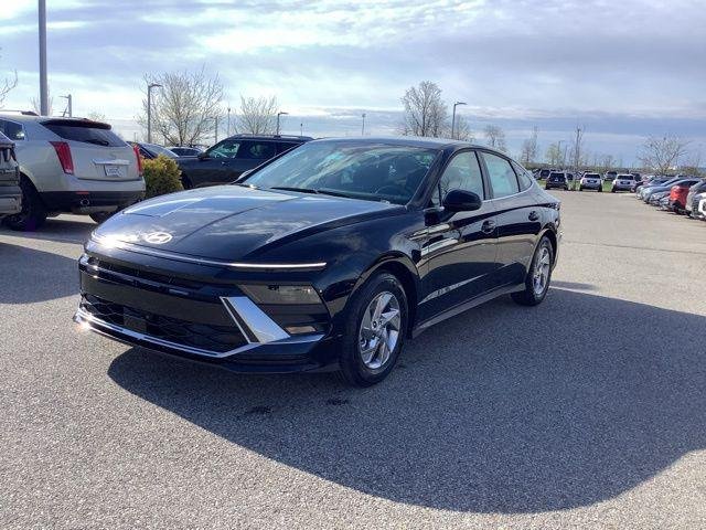 New 2026 Abyss Black Hyundai SE image 1
