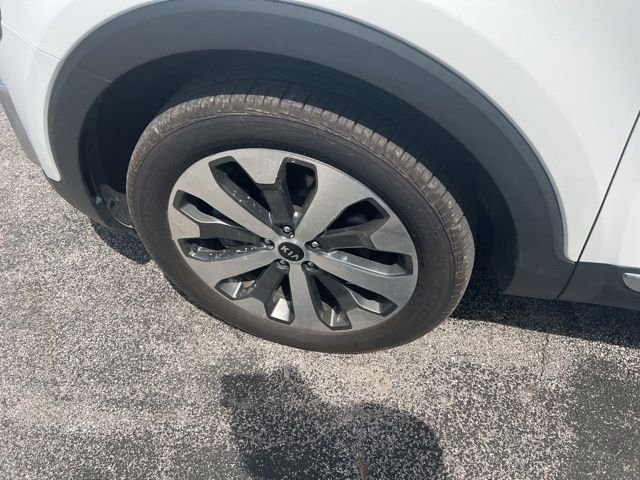 Used 2020 White Kia S image 13