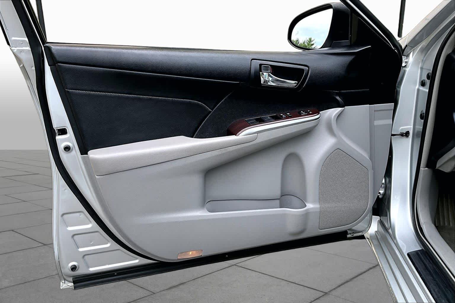 Used 2013 Classic Silver Metallic Toyota XLE image 22