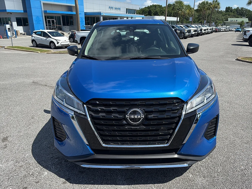 Used 2025 Electric Blue Metallic Nissan  image 8