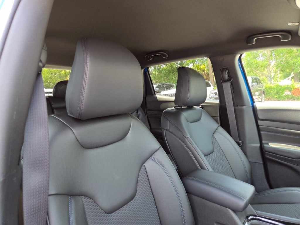 New 2026 Hydro Blue Pearl-Coat Exterior Paint Jeep Latitude Altitude image 16