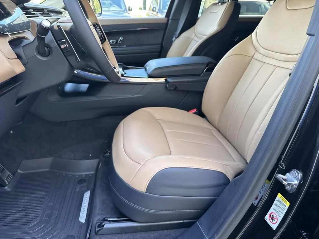 New 2026 Santorini Black Land Rover Dynamic SE image 10