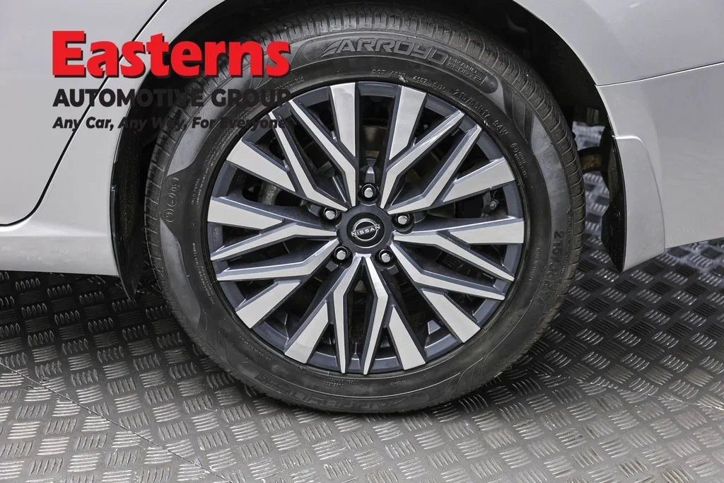 Used 2023 Silver Nissan 2.5 SV image 8