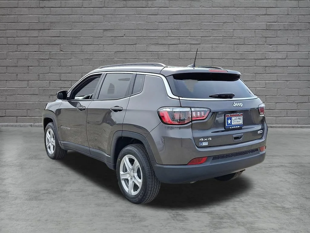 Used 2023 Granite Crystal Metallic Clearcoat Jeep Latitude image 8