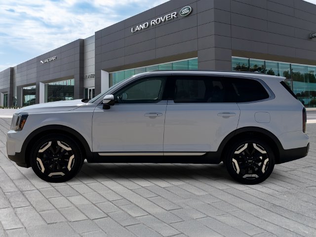 Used 2023 White Kia EX image 2