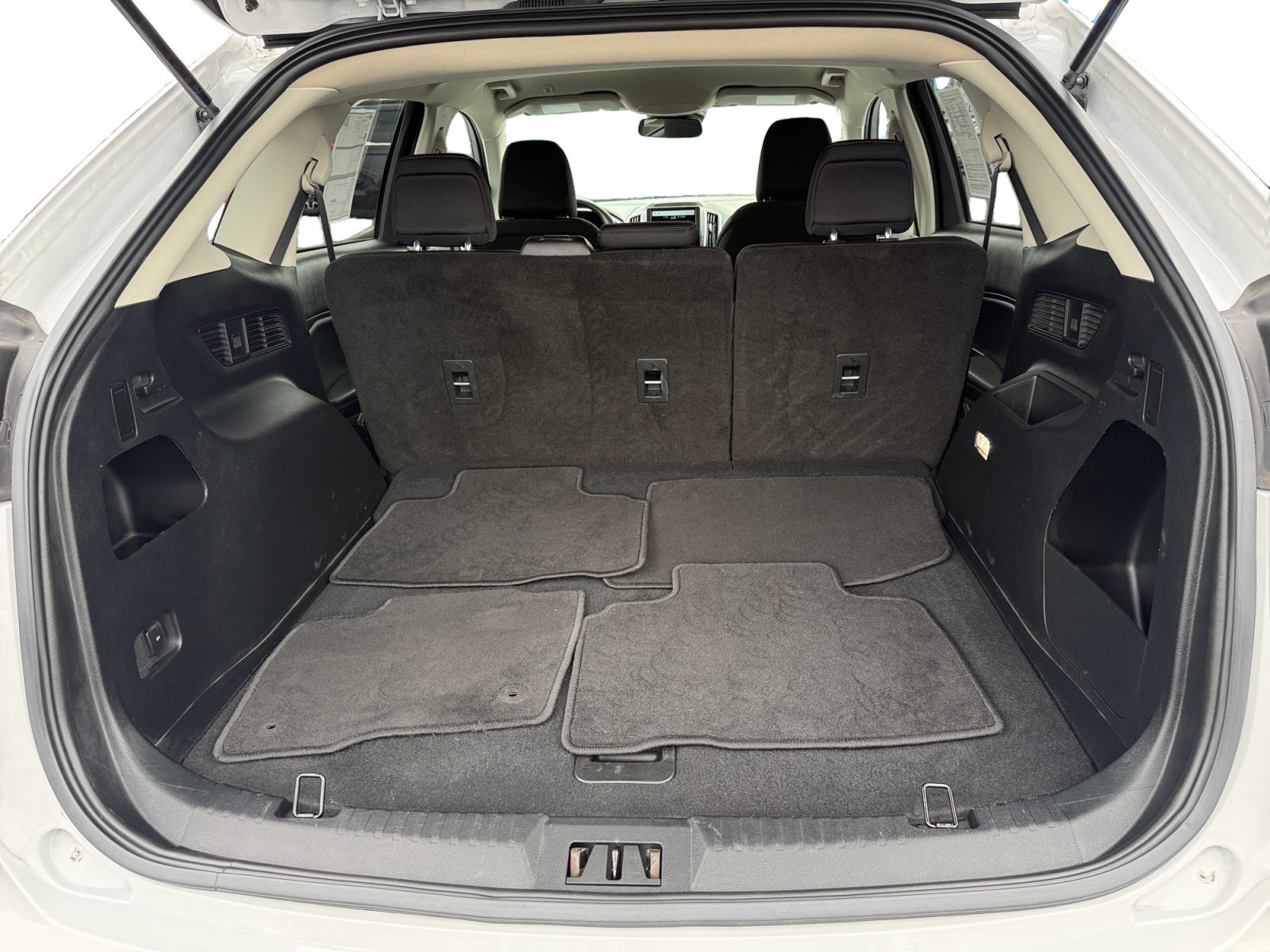 Used 2021 Oxford White Ford SE image 17
