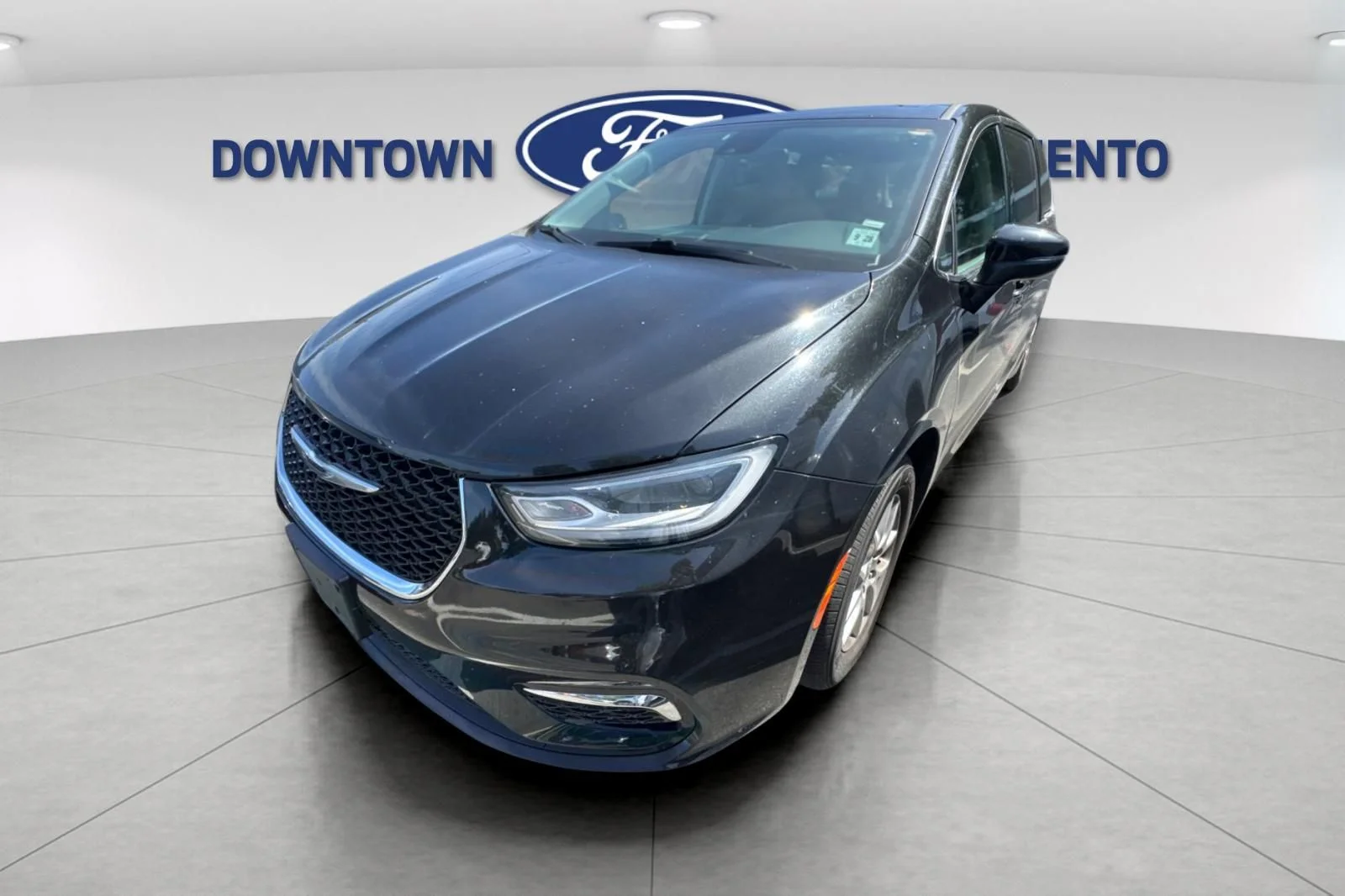 Used 2023 Black Chrysler Touring L image 2