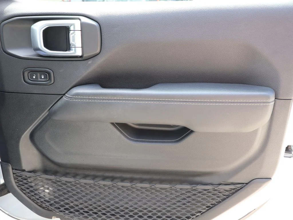 Used 2022 Silver Jeep Overland image 7