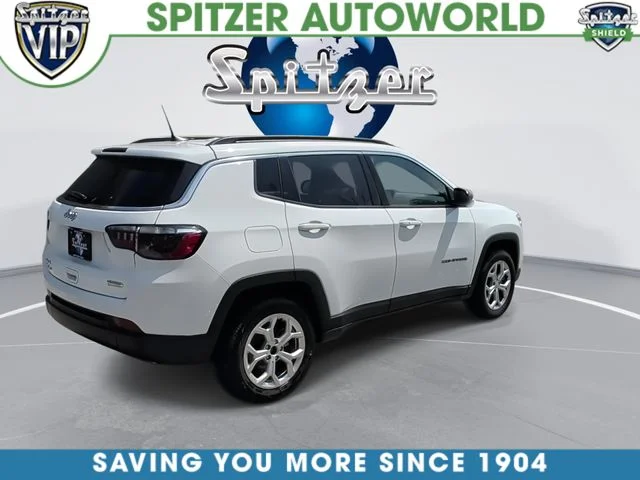 Used 2024 White/off-white Jeep Latitude image 9