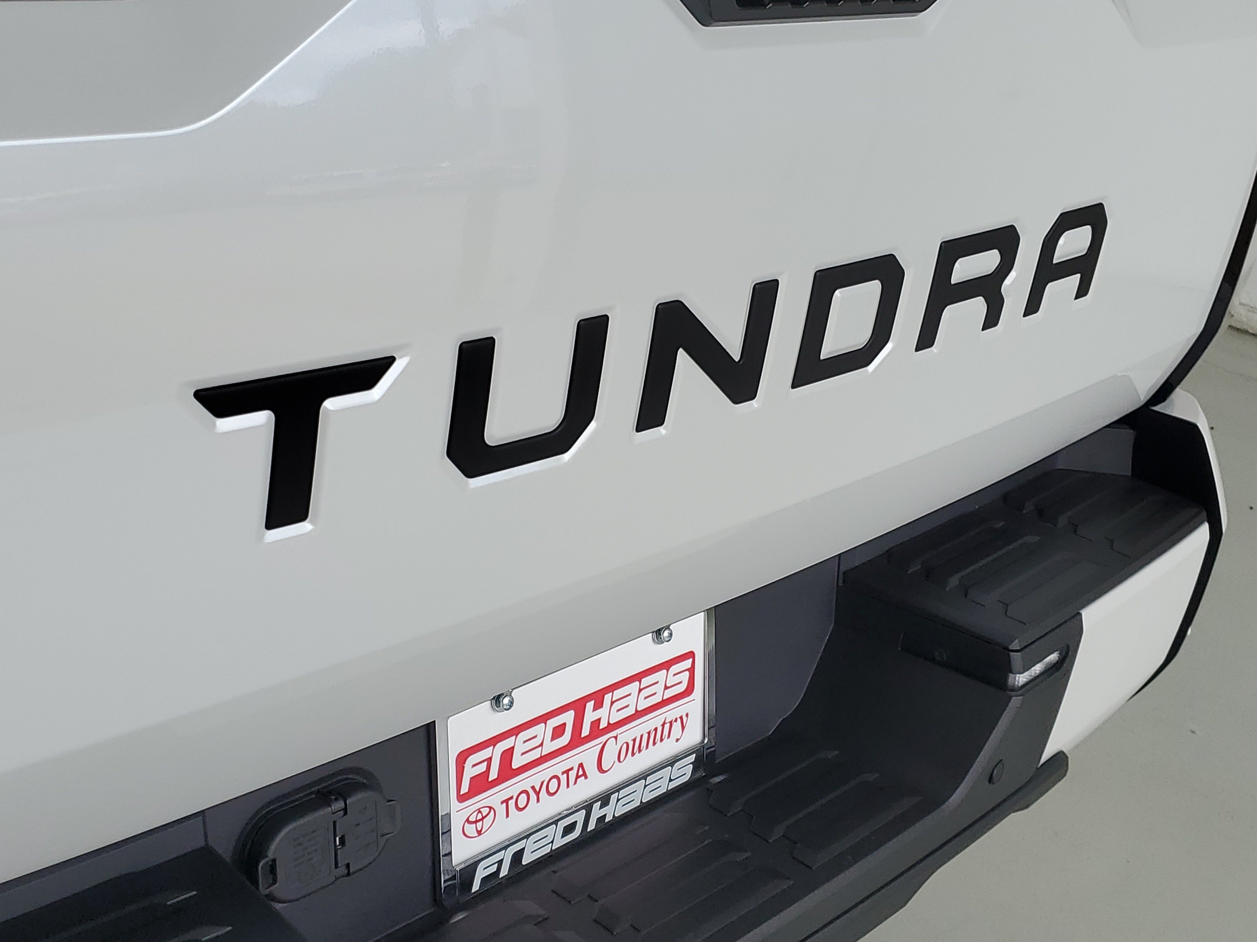 New 2026 Wind Chill Pearl <sup>1</sup> Toyota  Platinum image 9