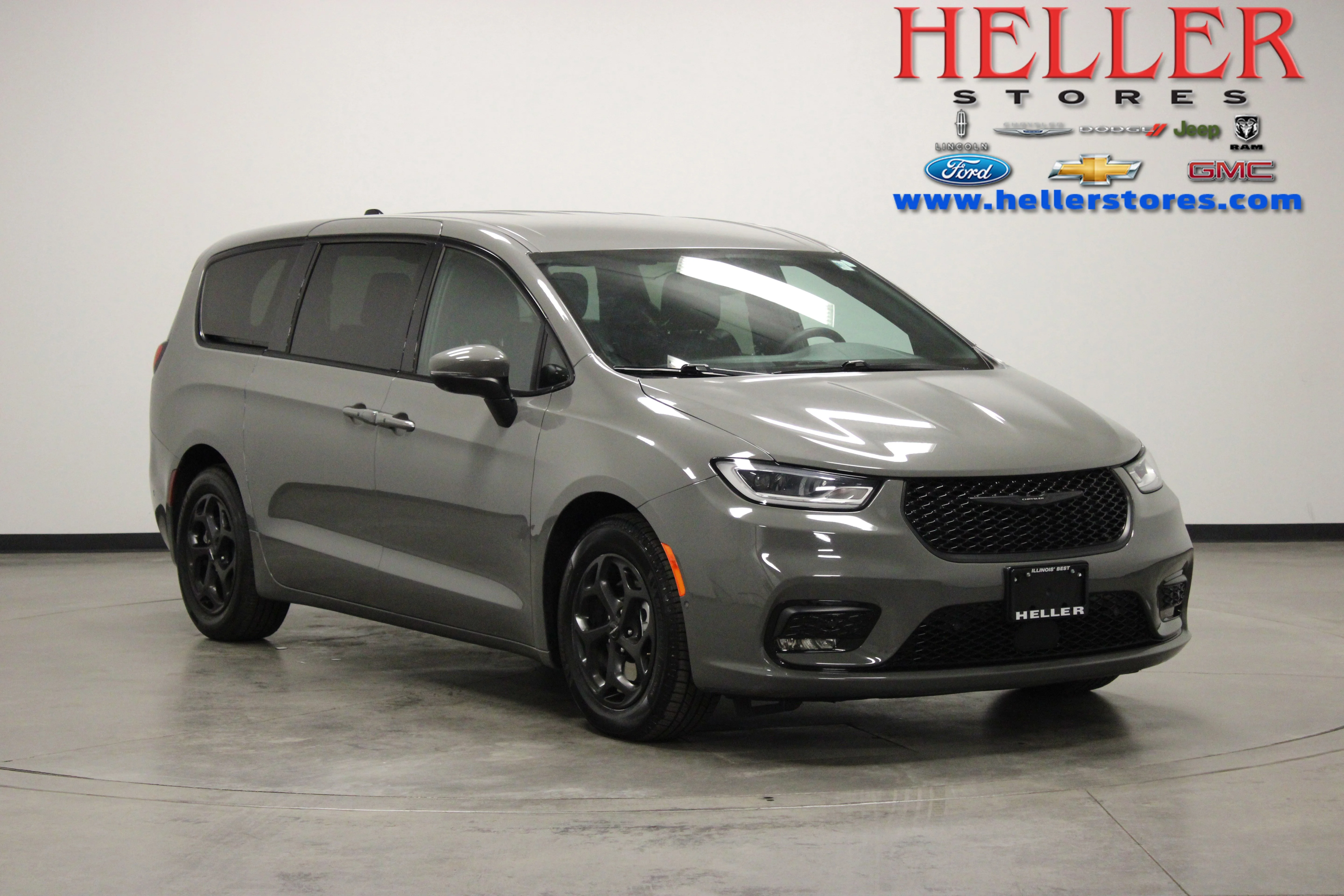 Used 2023 Ceramic Gray Clearcoat Chrysler Touring L image 1