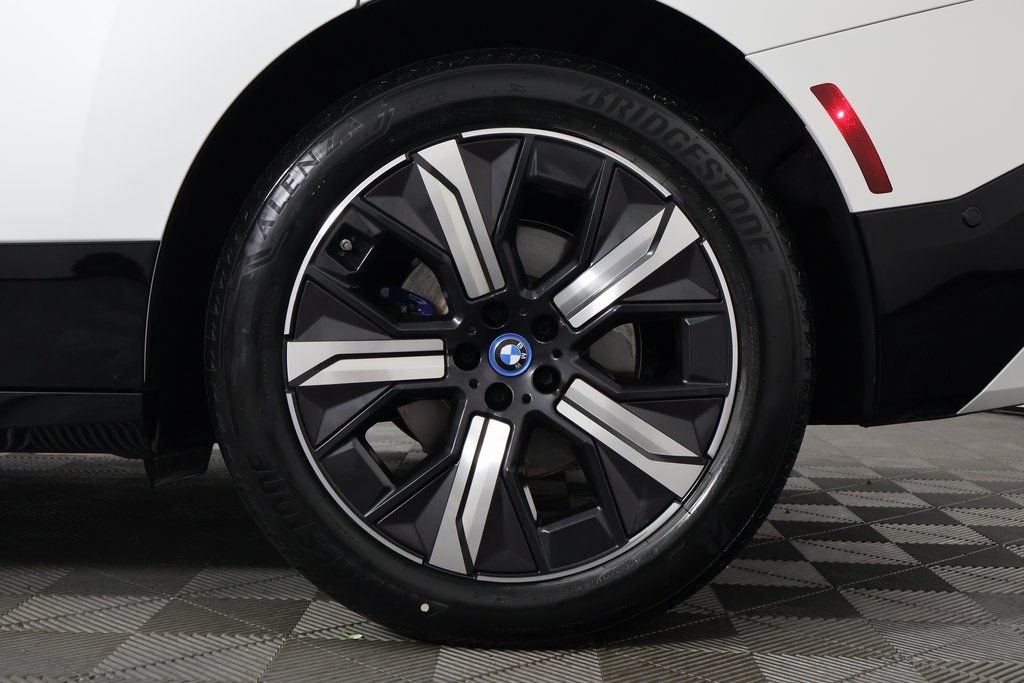 Certified Used 2025 White Metallic BMW xDrive50 image 15
