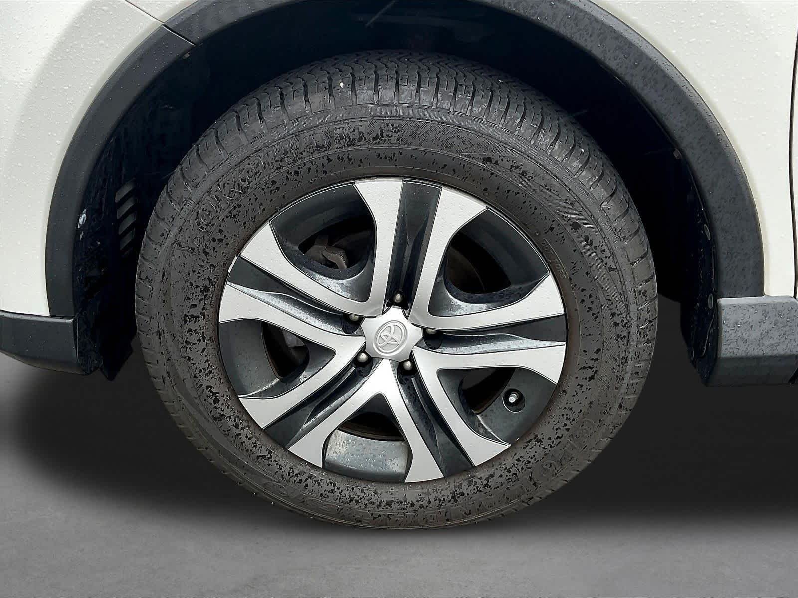 2017 Toyota RAV4 LE - Photo 34