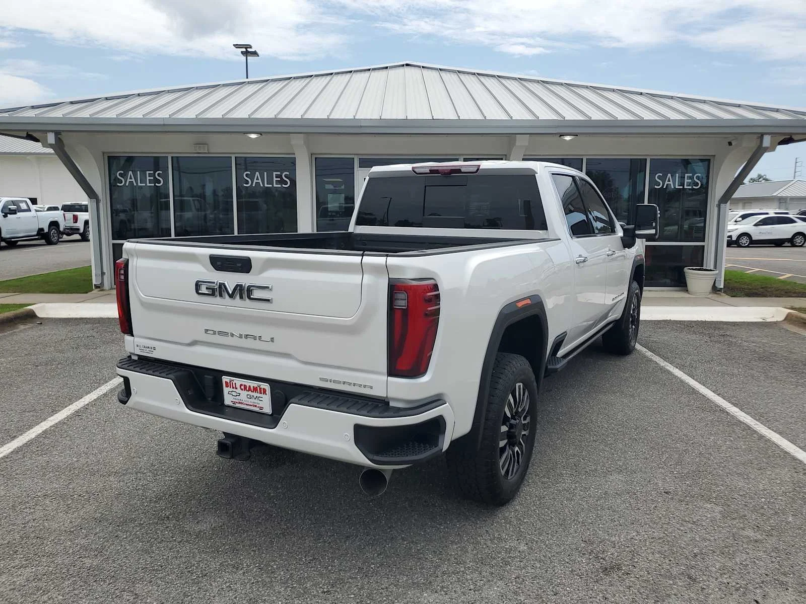 Used 2025 White Frost Tricoat GMC Denali Ultimate image 8