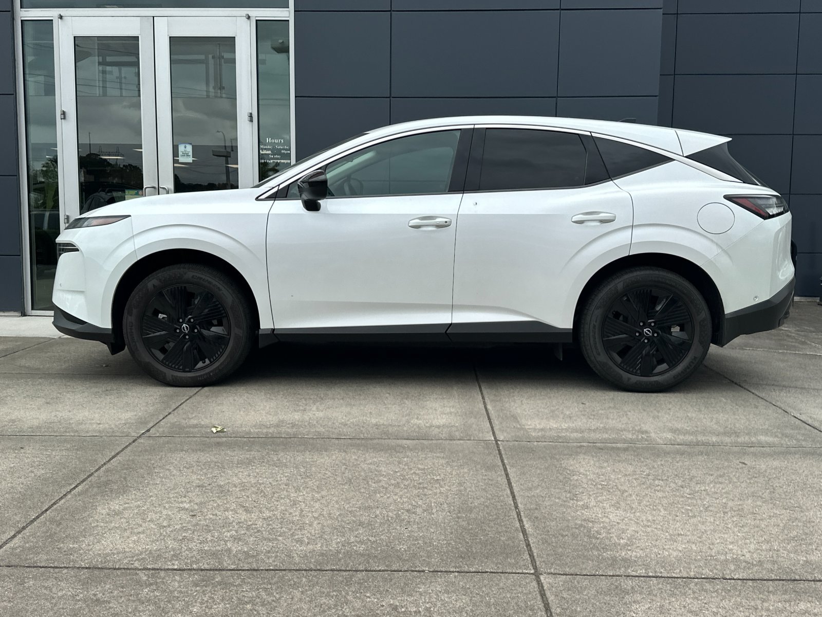 Used 2025 Everest White Pearl Tricoat Nissan SV image 7