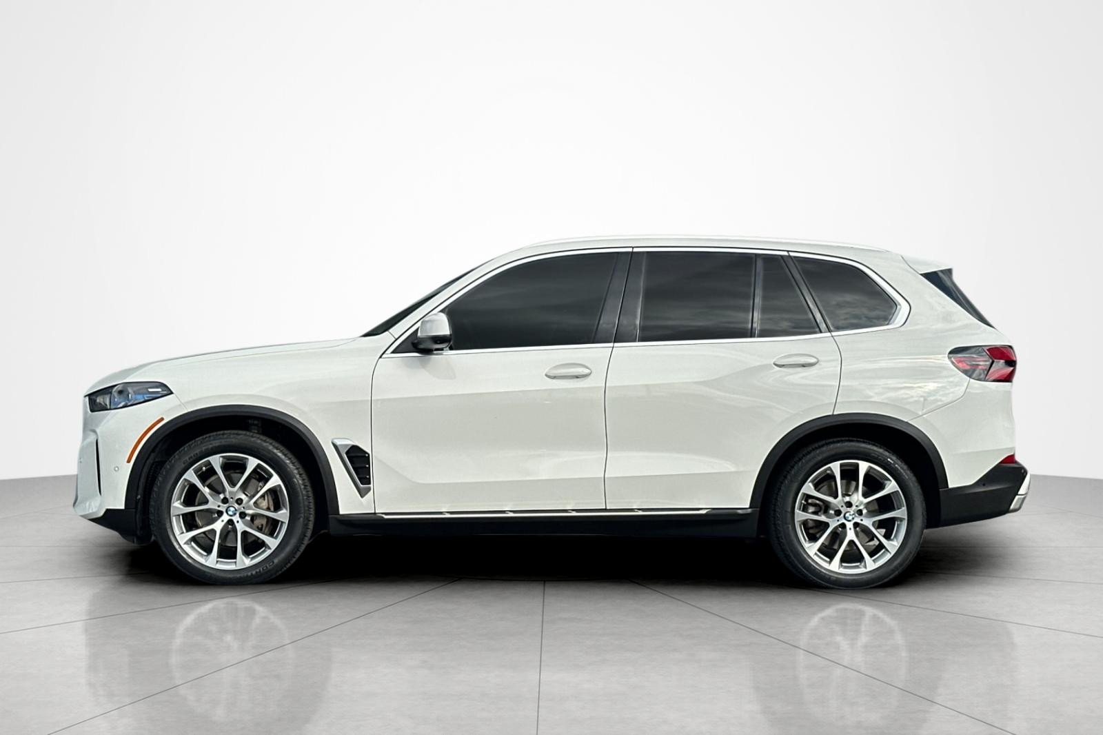 Certified Used 2024 Alpine White BMW xDrive40i image 2
