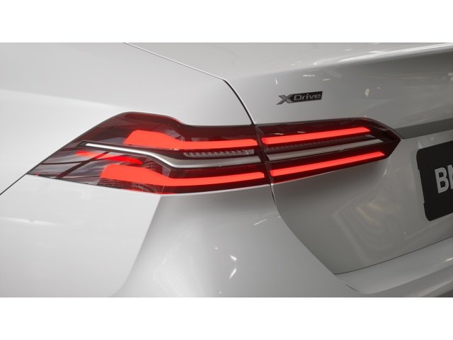 New 2027 White BMW 540i image 8
