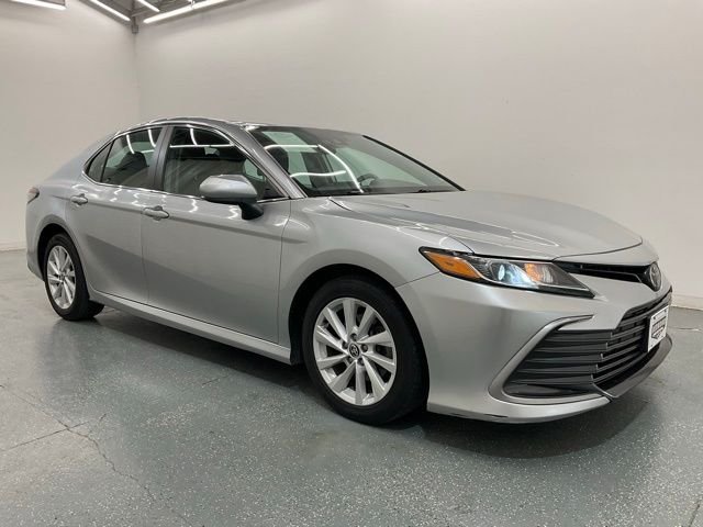 Used 2022 Silver Toyota LE image 8