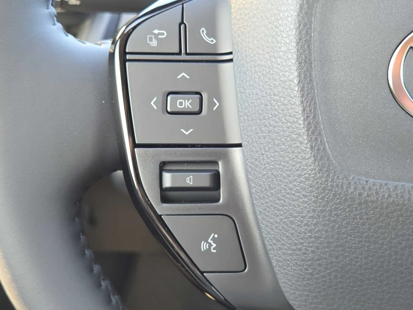 New 2027 Wind Chill Pearl Toyota XLE image 22