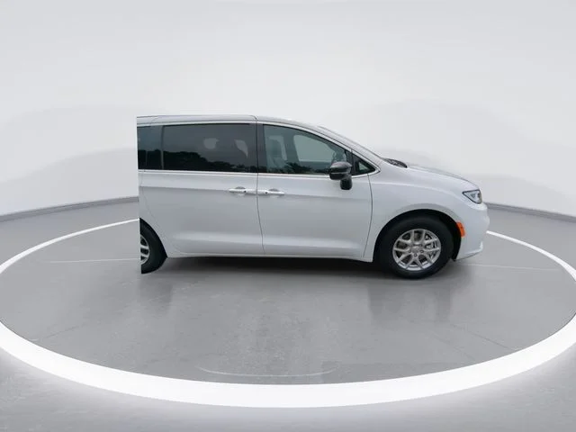 2026 Chrysler Pacifica Select - Photo 9