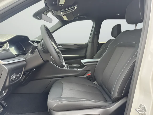 Used 2025 White Jeep Laredo image 10