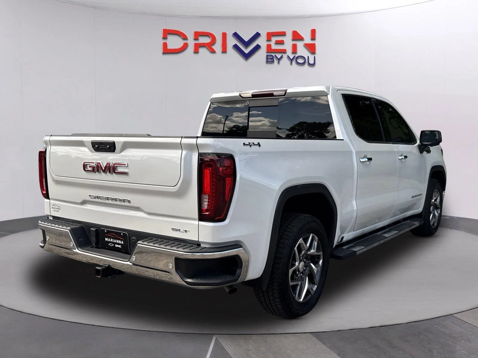 Used 2024 White Frost Tricoat GMC SLT image 4