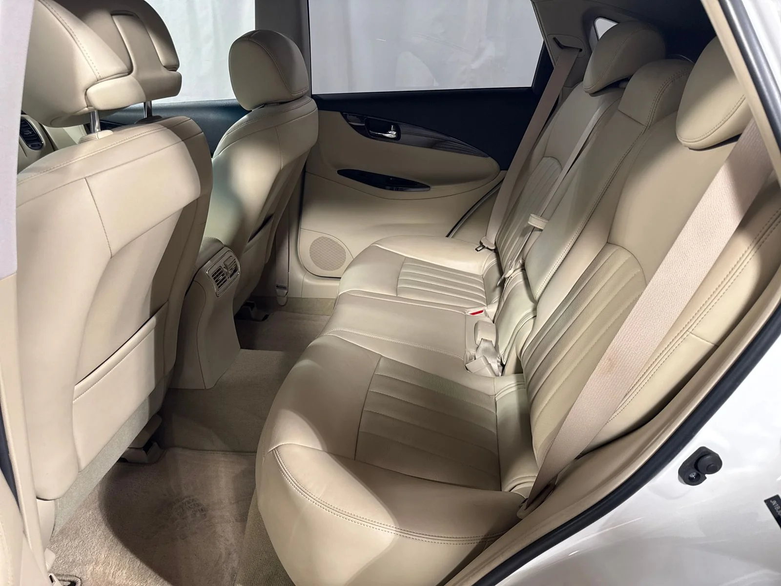 Used 2017 White INFINITI Base image 5