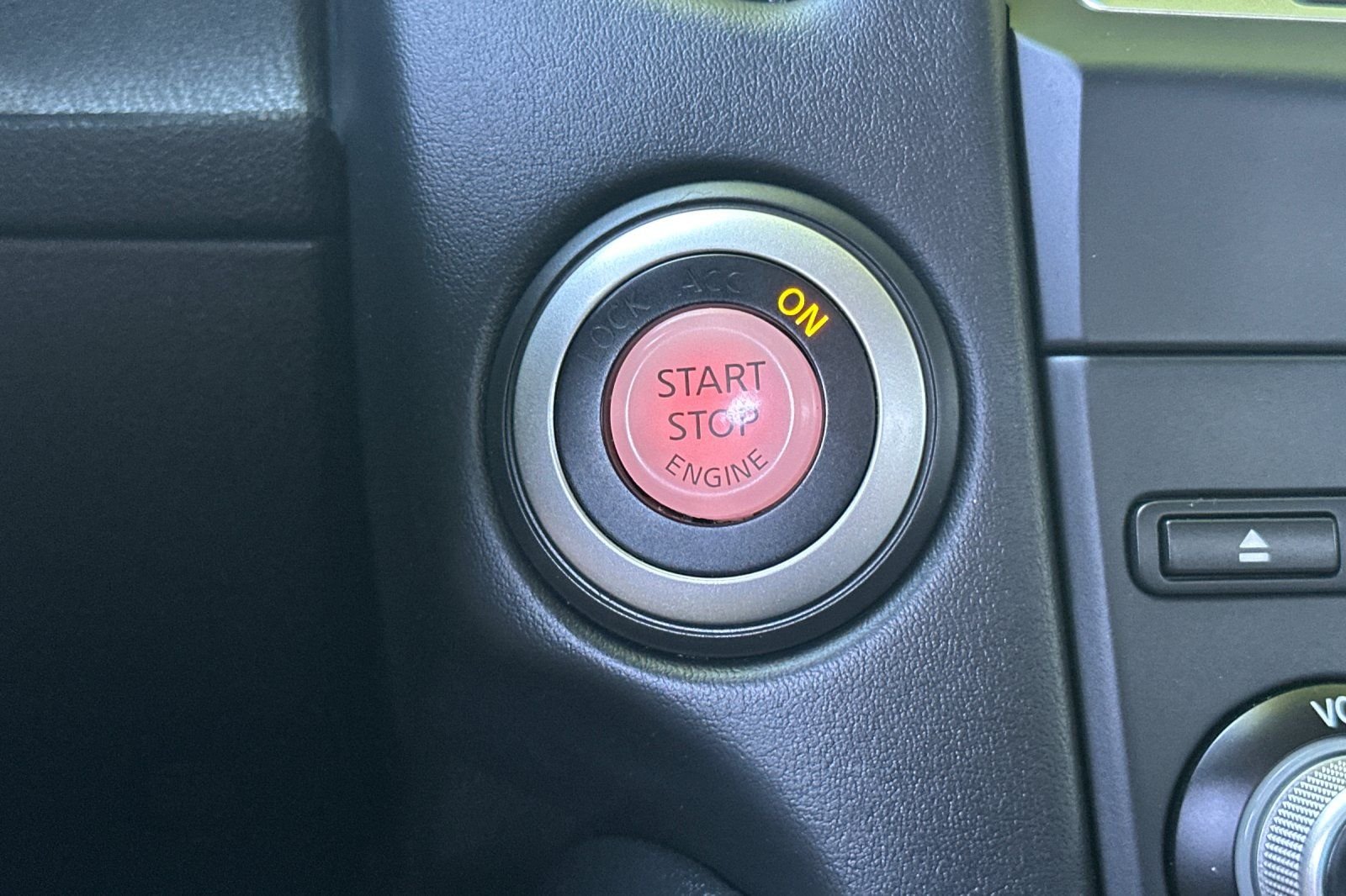 Used 2014 Red Nissan Touring image 22
