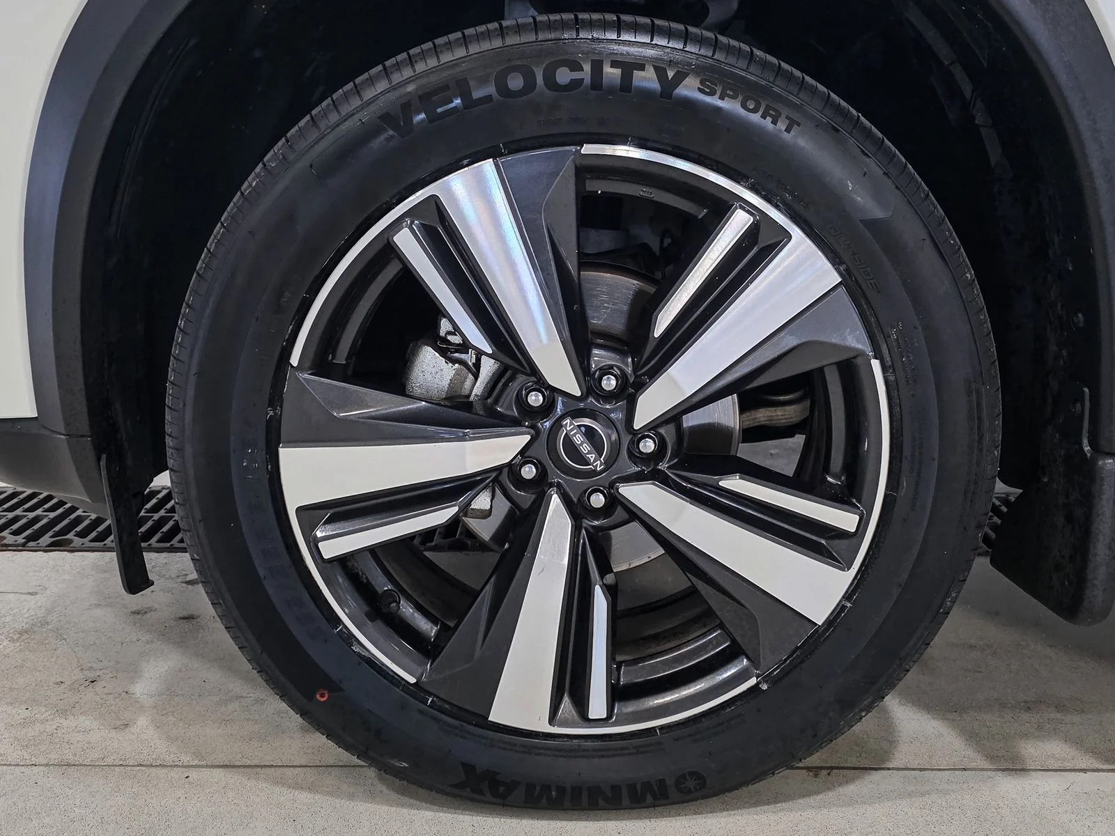 Used 2023 White Nissan SL image 18