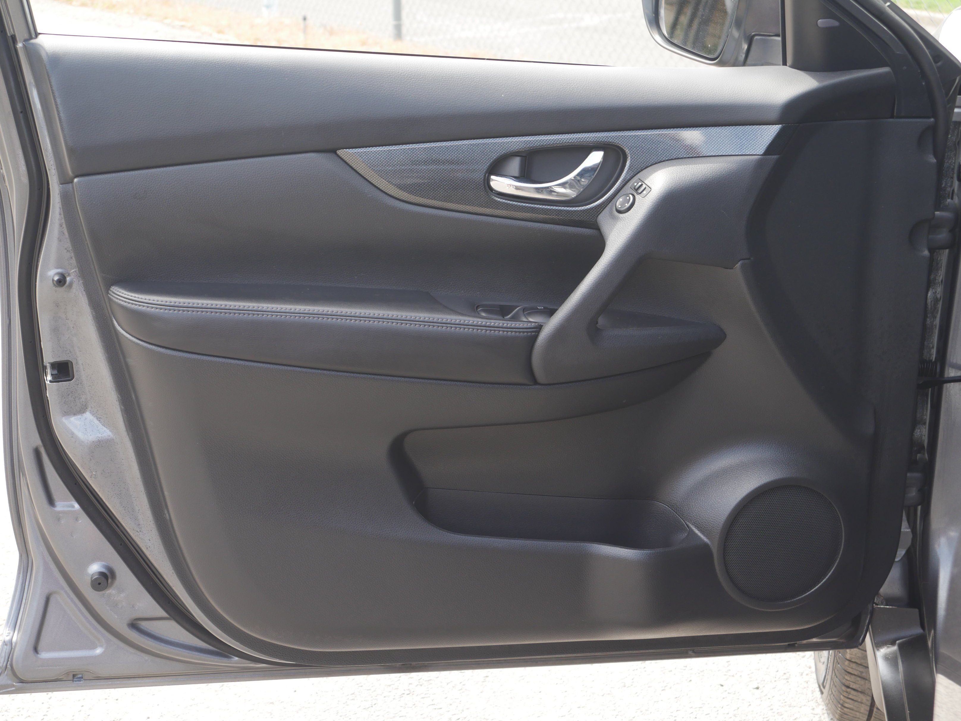 Used 2015 Gun Metallic Nissan SL image 29