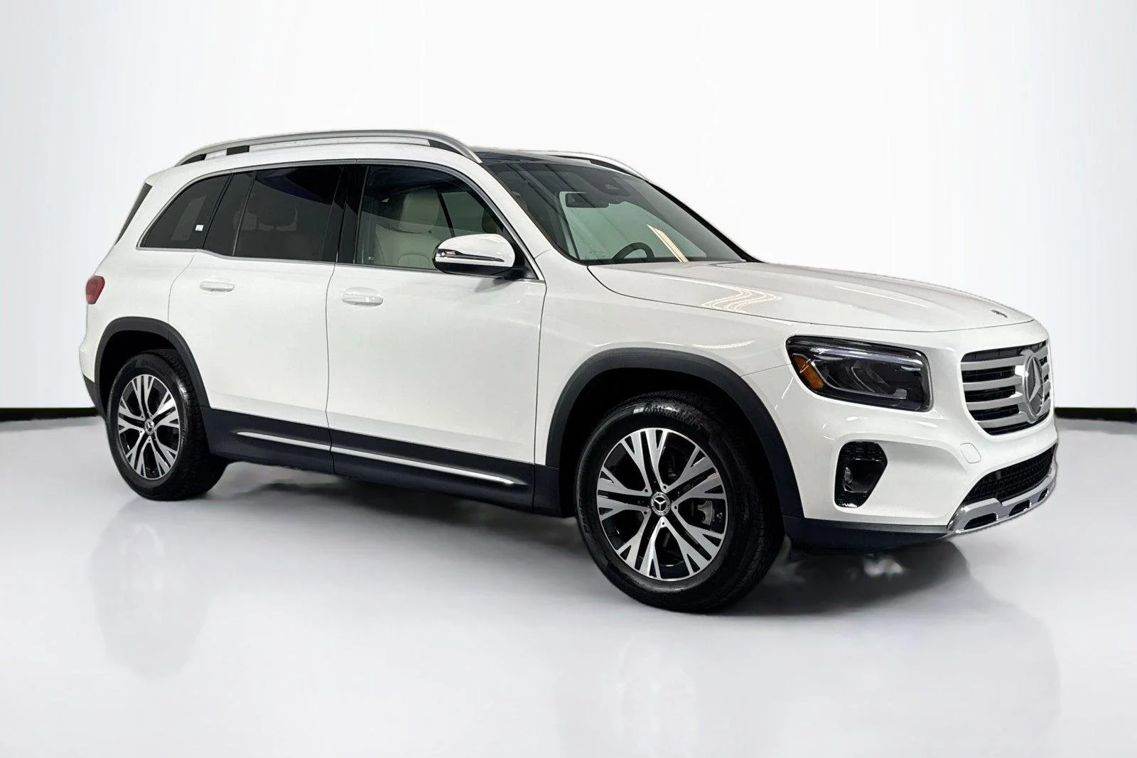 Used 2026 Polar White Mercedes-Benz GLB 250 image 3