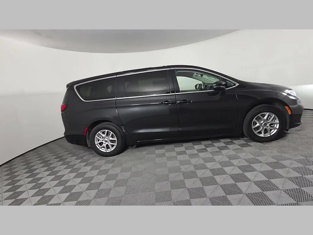 Used 2023 Brilliant Black Crystal Pearlcoat Chrysler Touring L image 35