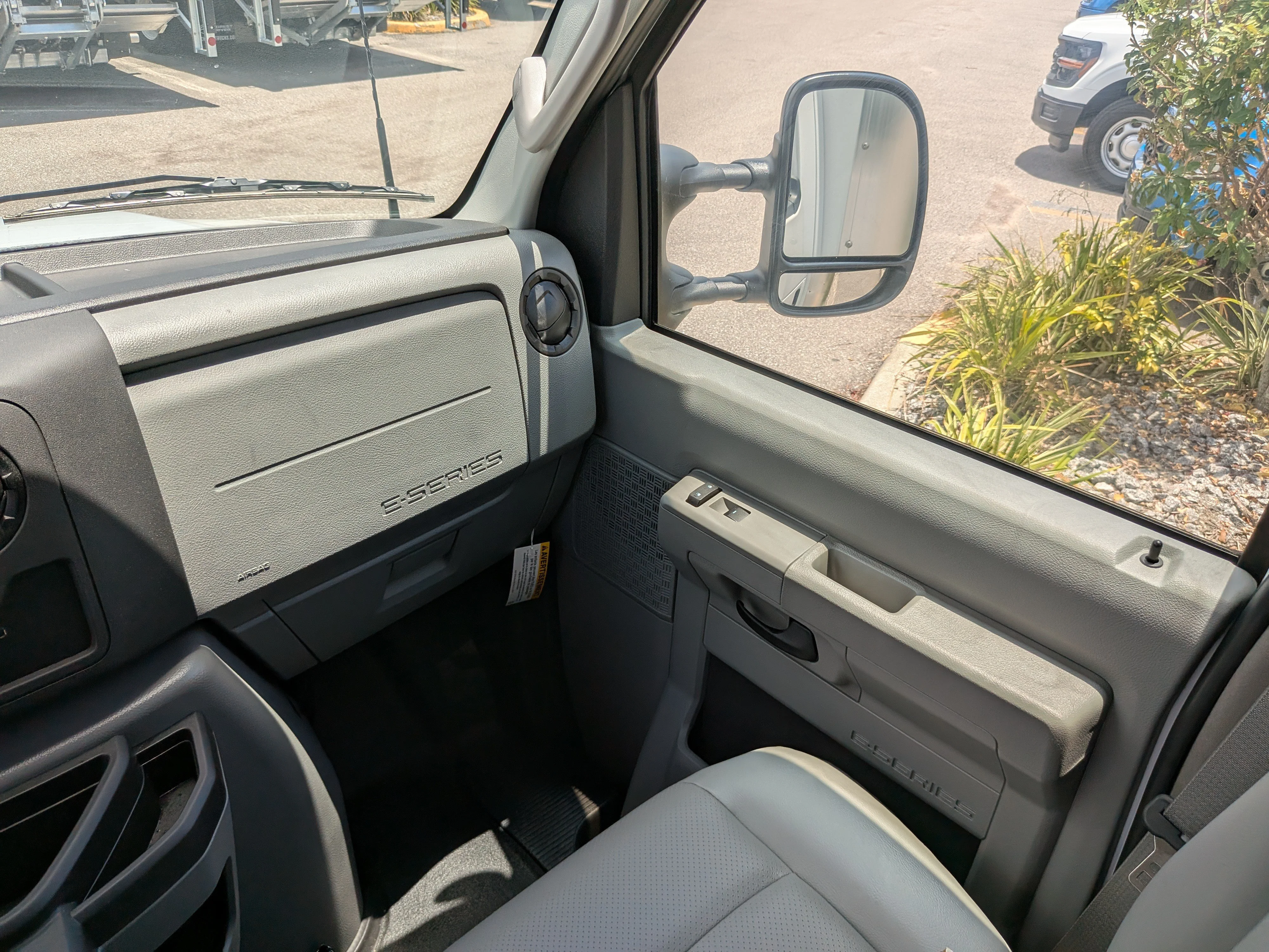 New 2026 Oxford White Ford E-350 SRW image 17