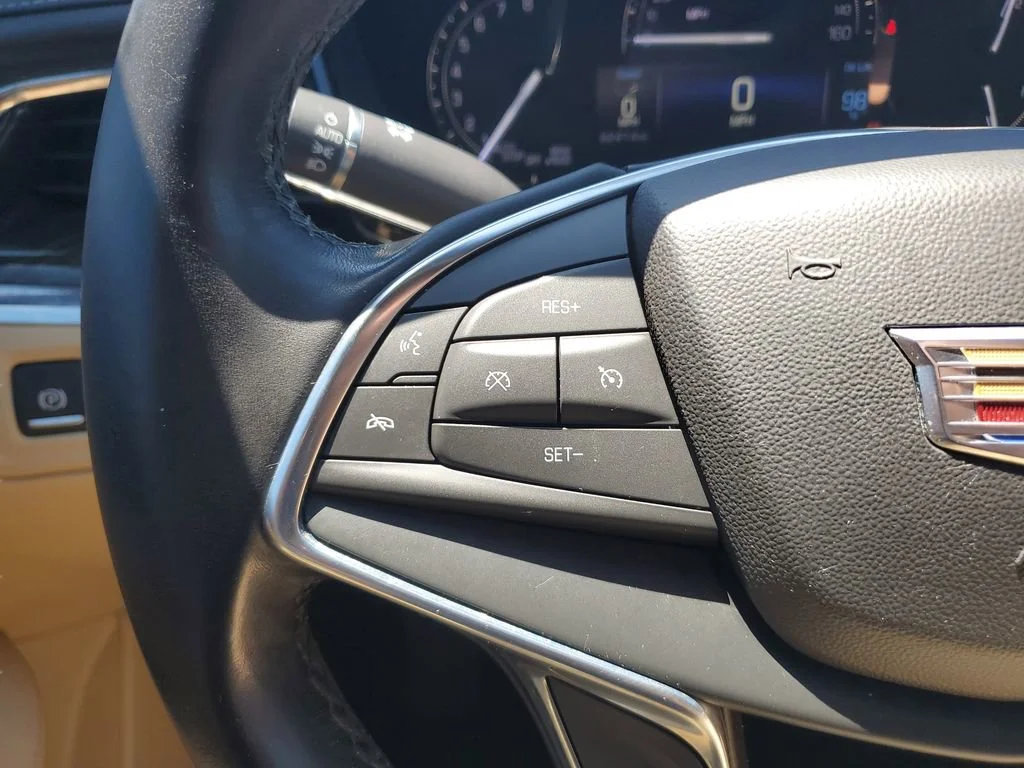 Used 2018 HARBOR BLUE METALLIC Cadillac FWD image 20
