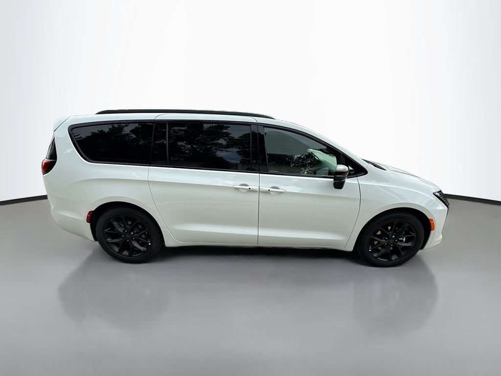 New 2027 Bright White Clear-Coat Exterior Paint Chrysler Limited image 3