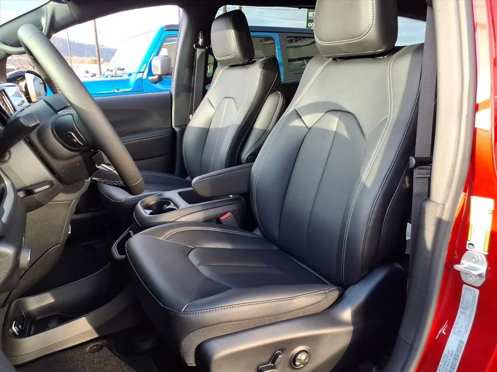 New 2026 Red Hot Pearl-Coat Exterior Paint Chrysler Select image 4
