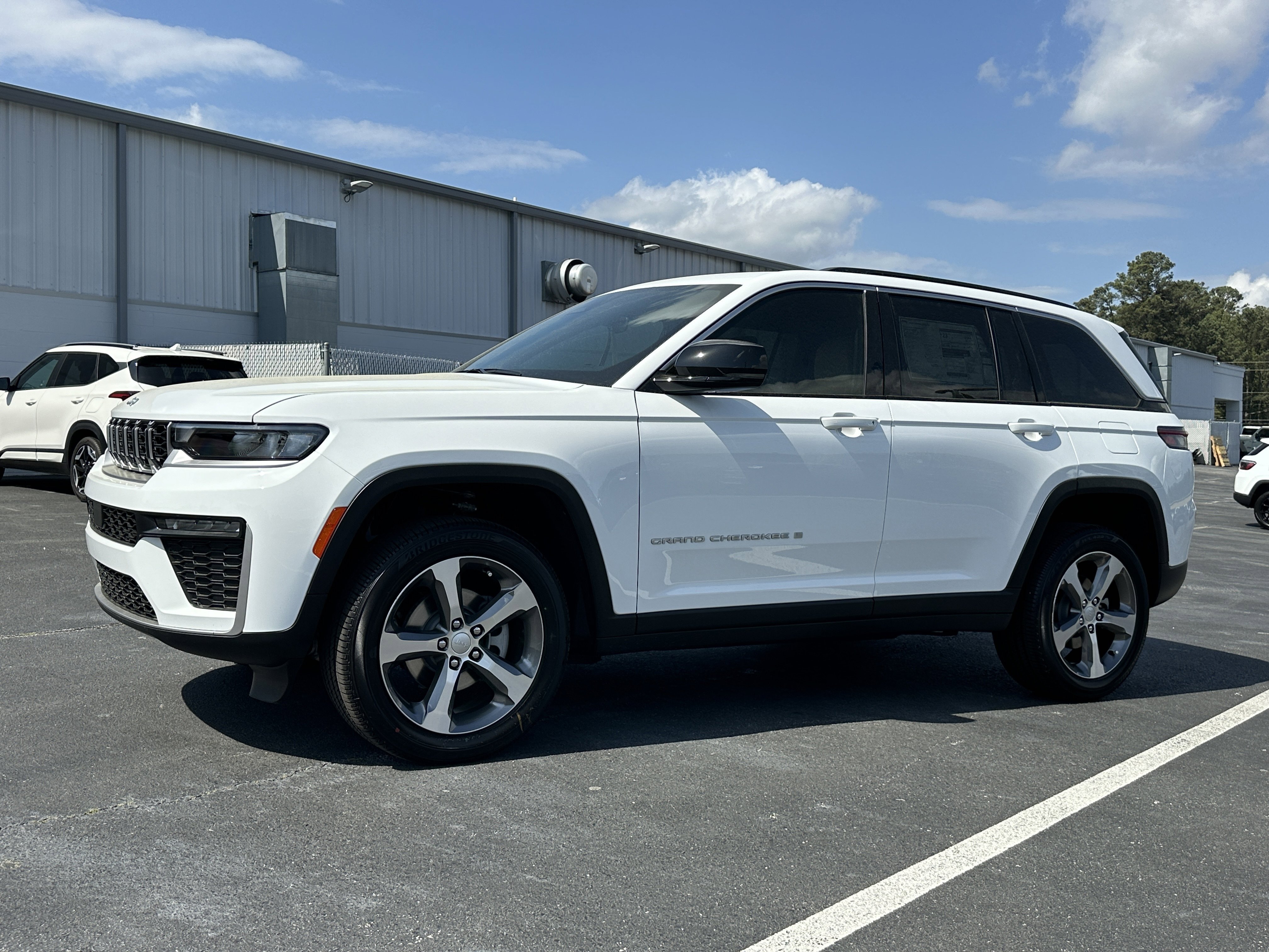 New 2026 Bright White Clear-Coat Exterior Paint Jeep Limited image 4