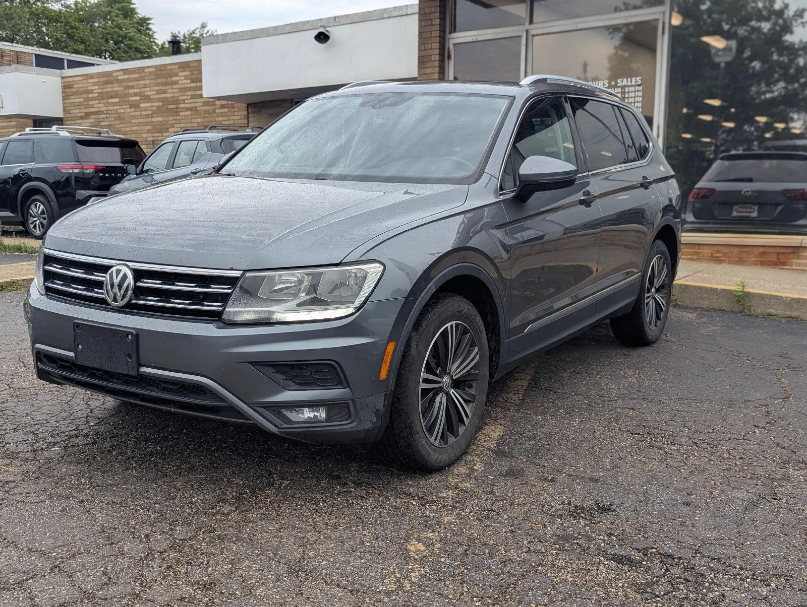 Used 2018 Platinum Gray Metallic Volkswagen SEL image 3