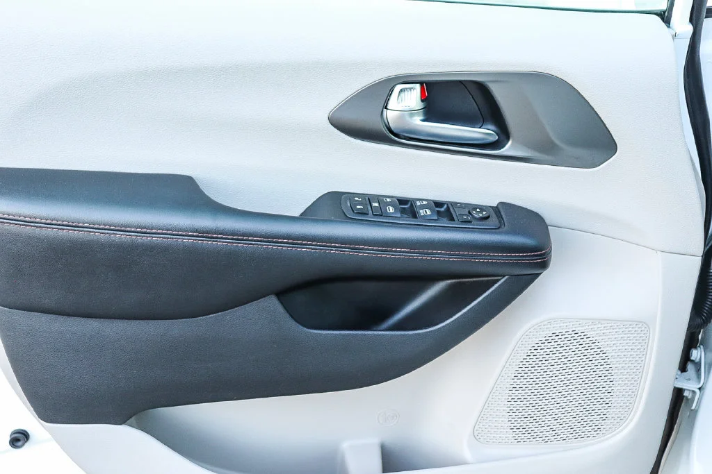 Used 2020 White Chrysler Touring image 23
