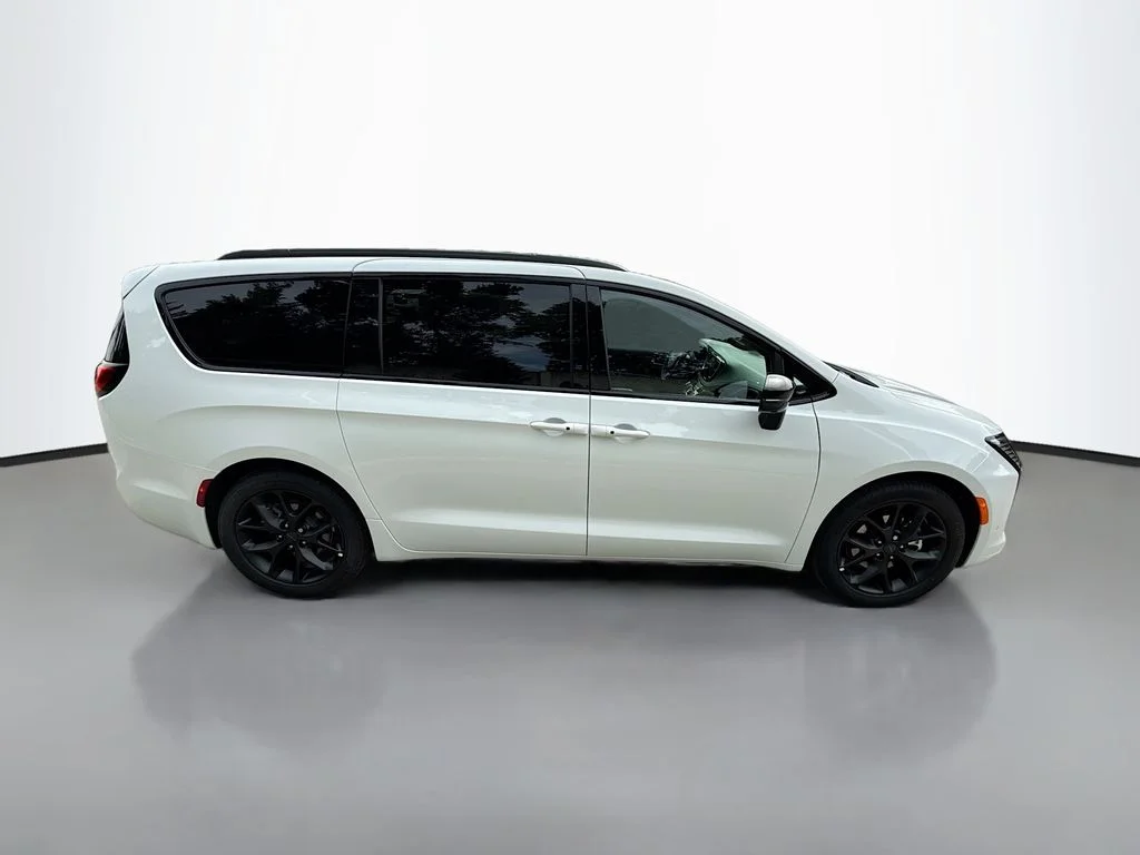 New 2027 Bright White Clearcoat Chrysler Limited image 3