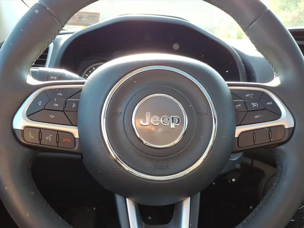 Used 2021 Silver Jeep Latitude image 18