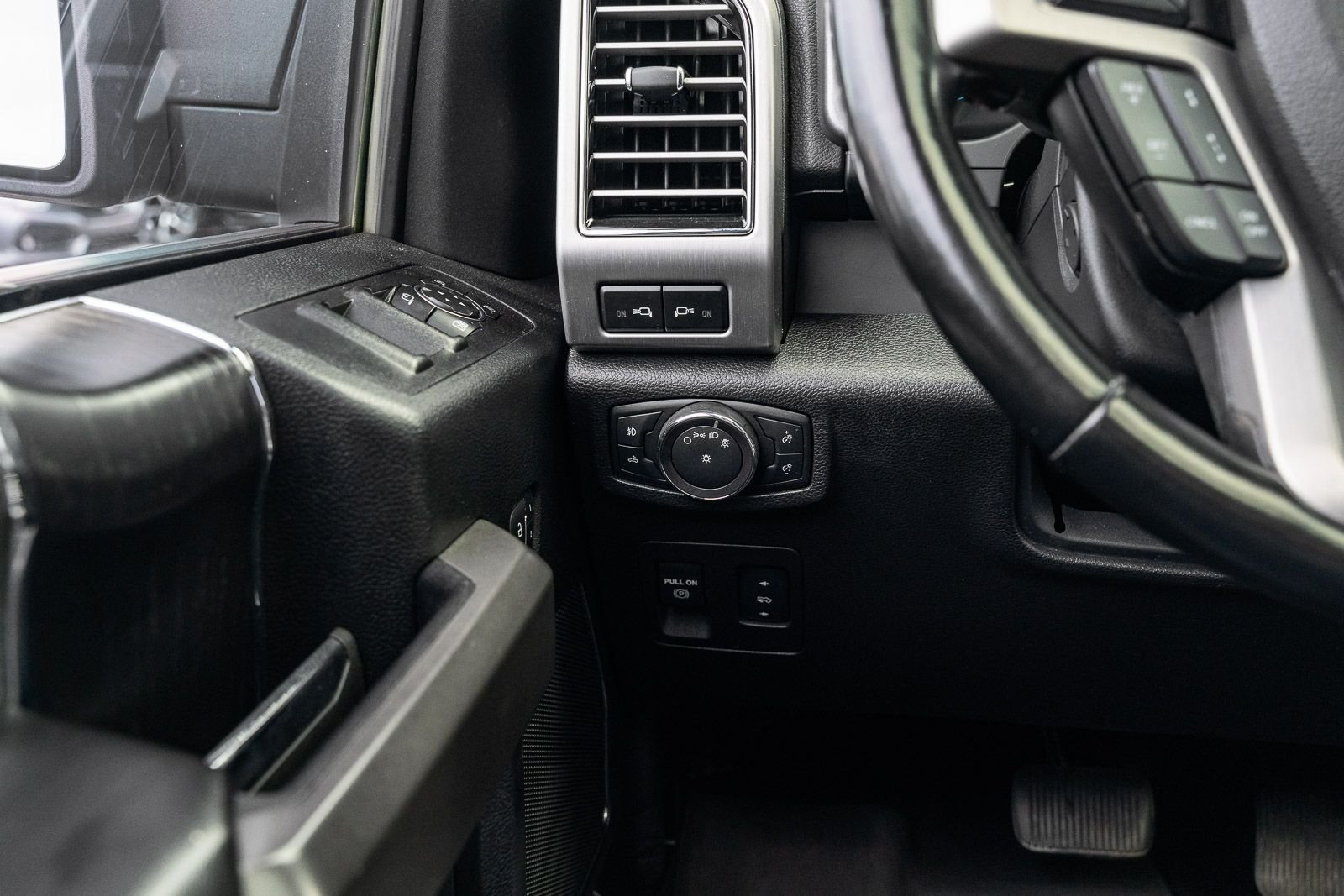 Used 2018 Black Ford Platinum image 24