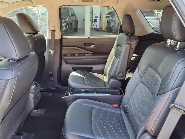 Used 2025 Gray Nissan Platinum image 21