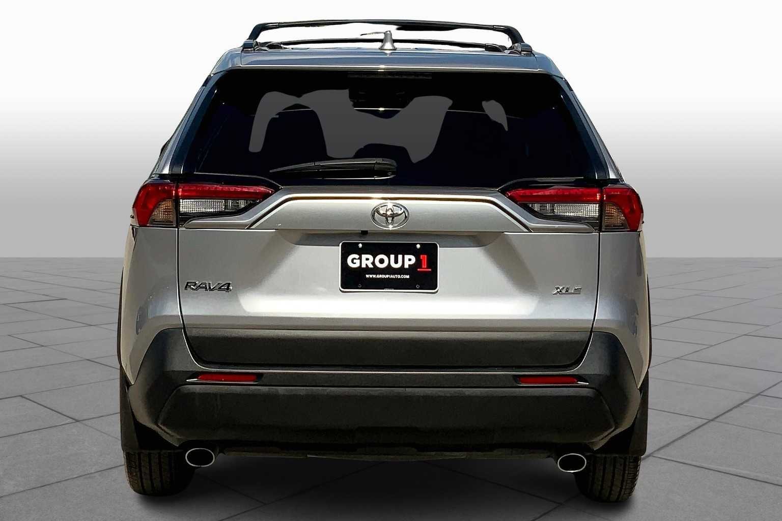 Used 2022 Silver Sky Metallic Toyota XLE Premium image 4